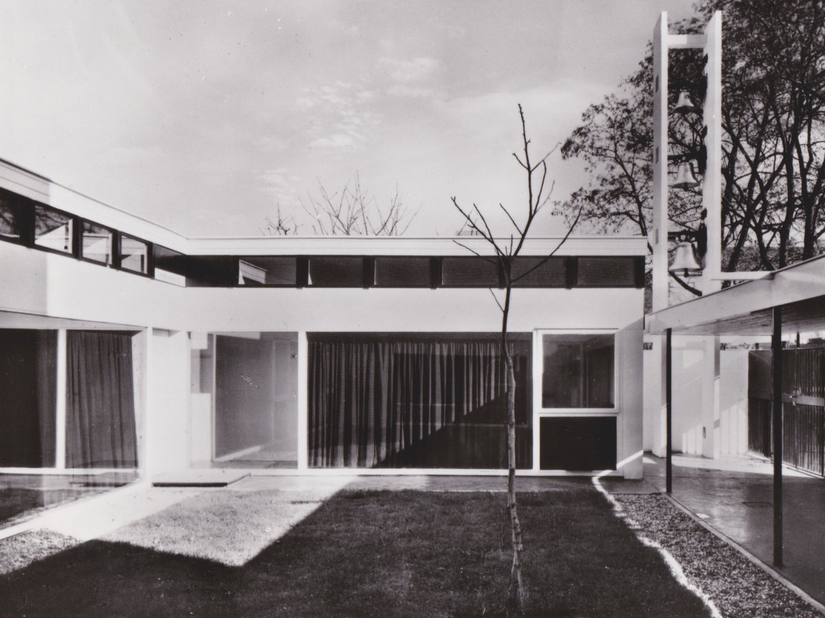 Kirche und Gemeindezentrum bilden ein Geviert mit einem kleinen Innenhof.